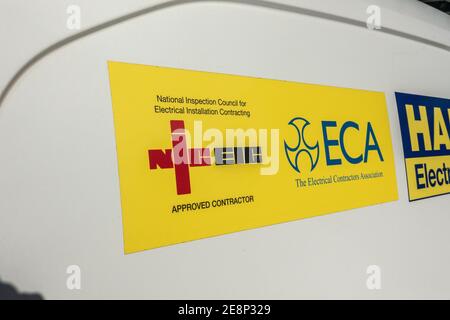 Signe de fourgon d'électricien avec des signes d'adhésion à l'Association commerciale pour l'ECA Et NIC Banque D'Images