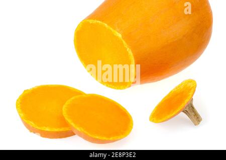 Courge de noyer cendré orange mûr, hachée. Studio photo. Banque D'Images