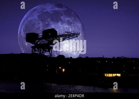 Hammerhead,Hammer,Head,Crane,one,of,the,last,two,in,UK,J Samuel White,Ship,Builders,large,immense,lune,lever,lune,Cowes,Isle of Wight,England, Banque D'Images