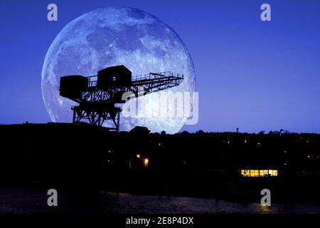 Hammerhead,Hammer,Head,Crane,one,of,the,last,two,in,UK,J Samuel White,Ship,Builders,large,immense,lune,lever,lune,Cowes,Isle of Wight,England, Banque D'Images