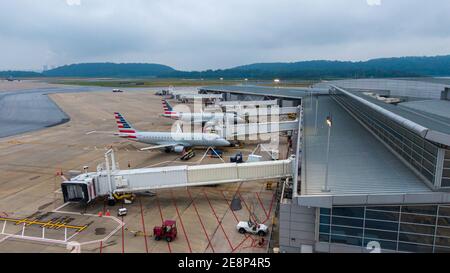 Vue aérienne de l'aéroport régional avec terminal et avions, avions garés sur tarmac d'en haut, aéroport régional aux États-Unis d'Amérique Banque D'Images