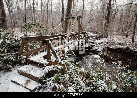 Pont en bois recouvert de neige sur le sentier Cat Gap Loop Trail - Pisgah National Forest, Brevard, Caroline du Nord, États-Unis Banque D'Images