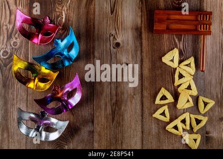 Masques de carnaval sur fond de bois avec le bruit . Vacances juives Purim. Banque D'Images