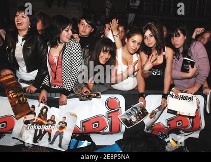 Les fans français hystériques du groupe de rock allemand « Tokio Hotel » sont rassemblés devant le siège de la station de radio NRJ à Paris, en France, le 14 septembre 2007. Les fans attendent que le groupe obtiens des autographes et des photos avant de répondre à une interview en direct à la radio. Photo de Nicolas Khayat/ABACAPRESS.COM Banque D'Images