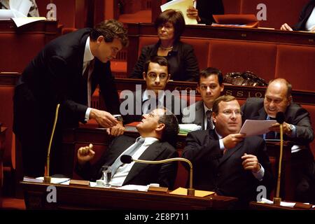 Le député de la Moselle socialiste Arnaud Montebourg et le député Thierry Mariani photographiés lors d'une session à l'Assemblée nationale française à Paris, France, le 19 septembre 2007, pour débattre d'un projet de loi du gouvernement visant à renforcer les règles de l'immigration, dans un contexte de controverse sur une clause qui ouvre la voie à des tests ADN des candidats. Élaboré par Hortefeux, le projet de loi impose de nouvelles conditions aux parents souhaitant rejoindre des familles en France, y compris la connaissance de la langue française et la preuve des ressources financières. Photo de Mousse/ABACAPRESS.COM Banque D'Images