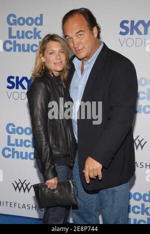 James Belushi et la femme Jennifer Sloan assistent à la première de Lionsgate 'Good Luck Chuck' au Mann National Theatre à Westwood, Los Angeles, CA, USA le 19 septembre 2007. Photo de Lionel Hahn/ABACAPRESS.COM Banque D'Images