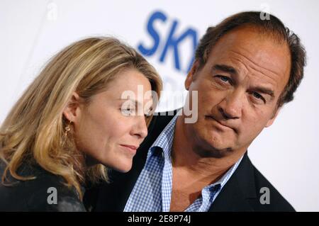 James Belushi et la femme Jennifer Sloan assistent à la première de Lionsgate 'Good Luck Chuck' au Mann National Theatre à Westwood, Los Angeles, CA, USA le 19 septembre 2007. Photo de Lionel Hahn/ABACAPRESS.COM Banque D'Images