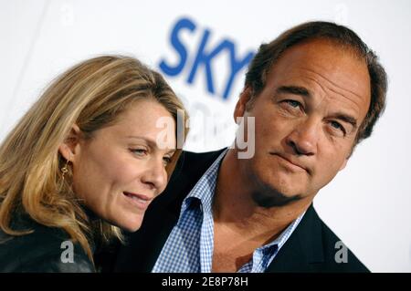 James Belushi et la femme Jennifer Sloan assistent à la première de Lionsgate 'Good Luck Chuck' au Mann National Theatre à Westwood, Los Angeles, CA, USA le 19 septembre 2007. Photo de Lionel Hahn/ABACAPRESS.COM Banque D'Images