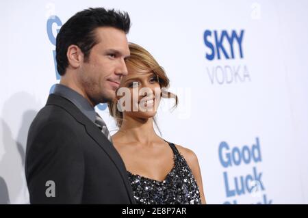 Les membres du casting Dane Cook et Jessica Alba assistent à la première de Lionsgate 'Good Luck Chuck' au Mann National Theatre de Westwood, Los Angeles, CA, Etats-Unis, le 19 septembre 2007. Photo de Lionel Hahn/ABACAPRESS.COM Banque D'Images
