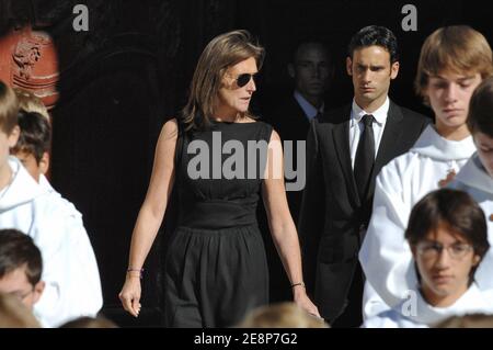 La première dame de France Cecilia Sarkozy quitte la cathédrale Saint-Jean après la messe funéraire de son ancien mari, l'ancre de télévision Jacques Martin, à Lyon, en France, le 20 septembre 2007. Photo de Bernard-Dargent-Khayat-Nebinger/ABACAPRESS.COM Banque D'Images