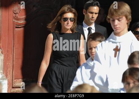 La première dame de France Cecilia Sarkozy quitte la cathédrale Saint-Jean, après la messe funéraire de son ancien mari, l'ancre de télévision Jacques Martin, à Lyon, en France, le 20 septembre 2007. Photo de Bernard-Dargent-Khayat-Nebinger/ABACAPRESS.COM Banque D'Images