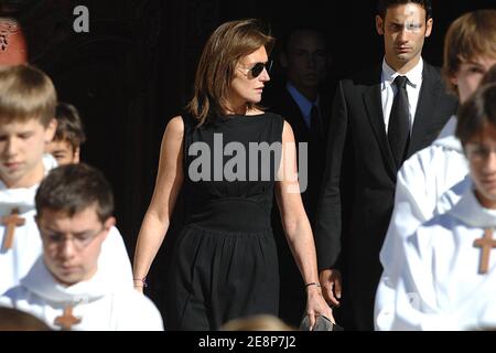 La première dame de France Cecilia Sarkozy quitte la cathédrale Saint-Jean après la messe funéraire de son ancien mari, l'ancre de télévision Jacques Martin, à Lyon, en France, le 20 septembre 2007. Photo de Bernard-Dargent-Khayat-Nebinger/ABACAPRESS.COM Banque D'Images