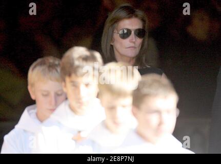 La première dame de France Cecilia Sarkozy quitte la cathédrale Saint-Jean après la messe funéraire de son ancien mari, l'ancre de télévision Jacques Martin, à Lyon, en France, le 20 septembre 2007. Photo de Bernard-Dargent-Khayat-Nebinger/ABACAPRESS.COM Banque D'Images