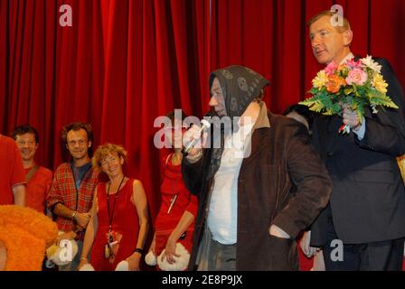 Jacky Berroyer et Christophe Salengro (également président) apparaissent sur scène lors du 3e Festival du film de Groland qui s'est tenu à Quend, au nord de la France, le 23 septembre 2007. Photo par Ammar Abd Rabbo/ABACAPRESS.COM Banque D'Images