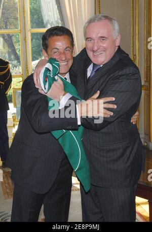 Taoiseach (PM irlandais) Bertie Ahern en photo avec le président français Nicolas Sarkozy pour le match de la coupe du monde de rugby Irlande-France à Paris, en France, le 21 septembre 2007. Aujourd'hui marque les 100 premiers jours du troisième mandat d'Ahern. Photo de Hadj/Pool/ABACAPRESS.COM Banque D'Images