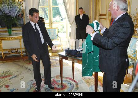 Taoiseach (PM irlandais) Bertie Ahern en photo avec le président français Nicolas Sarkozy pour le match de la coupe du monde de rugby Irlande-France à Paris, en France, le 21 septembre 2007. Aujourd'hui marque les 100 premiers jours du troisième mandat d'Ahern. Photo de Hadj/Pool/ABACAPRESS.COM Banque D'Images