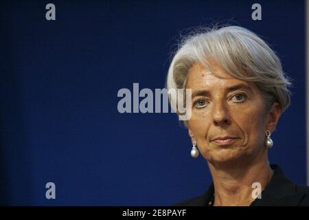 Christine Lagarde, ministre française de l'économie, des finances et de l'emploi, assiste à une conférence de presse au ministère à Paris, le 26 septembre 2007. La France dévoile un budget 2008 avec une hypothèse de croissance ambitieuse et de lourds allégements fiscaux, mais peu de réductions de dépenses quelques jours seulement après que le premier ministre a averti que le pays était en faillite. Photo de Corentin Fohlen/ABACAPRESS.COM Banque D'Images