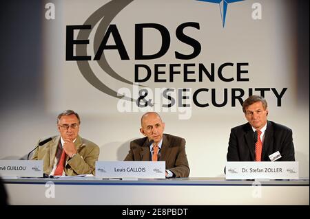 Herve Guillou, Directeur général d’EADS, Hervé Guillou, Directeur général d’EADS et d’Airbus, Directeur général du groupe européen de l’aérospatiale EADS Louis Gallois, et Stefan Zoller, Directeur général de la Division des systèmes de sécurité, lors du dévoilement du nouveau bâtiment de la division Défense et sécurité d’EADS à Elancourt, en France, le 27 septembre 2007. Photo de Nicolas Gouhier/ABACAPRESS.COM Banque D'Images