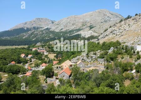 Njegusi est un village situé dans le parc national de Lovcen, au Monténégro. Le village est plus connu comme le berceau de la dynastie Petrovic Banque D'Images