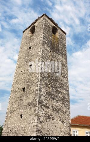 Tour de l'horloge contre ciel nuageux à Podgorica, Monténégro Banque D'Images