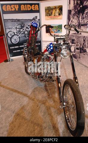 Vues de différents stands du mondial du 2 Roues, le salon biannuel des motos qui s'est tenu au Parc des Expositions porte de Versailles à Paris, France, le 28 septembre 2007. La plupart des marques ont attribué le plus d'espace à leurs motos et scooters de 50 à 125 cm3, ainsi qu'à leur gamme de scooters GT (250 cm3 et plus), d'où le virage pris par les clients qui exigent ces types de motos et de mélanges. Voici la photo du broyeur Harley de Easy Rider. Photo de Nicolas Khayat/ABACAPRESS.COM Banque D'Images