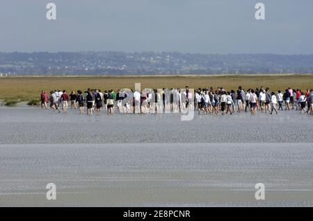 Le Mont Saint-Michel (Mont Saint Michel) est une île marécageuse rocheuse en Normandie, à environ un kilomètre de la côte nord de la France, à l'embouchure de la Couesnon, près d'Avranches. Près de 3 millions de touristes visitent cette abbaye ajoutée en 1979 à la liste des sites du patrimoine mondial de l'UNESCO. Photo datée du 28 septembre 2007. Photo de Jules Motte/ABACAPRESS.COM Banque D'Images