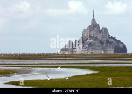 Le Mont Saint-Michel (Mont Saint Michel) est une île marécageuse rocheuse en Normandie, à environ un kilomètre de la côte nord de la France, à l'embouchure de la Couesnon, près d'Avranches. Près de 3 millions de touristes visitent cette abbaye ajoutée en 1979 à la liste des sites du patrimoine mondial de l'UNESCO. Photo datée du 28 septembre 2007. Photo de Jules Motte/ABACAPRESS.COM Banque D'Images