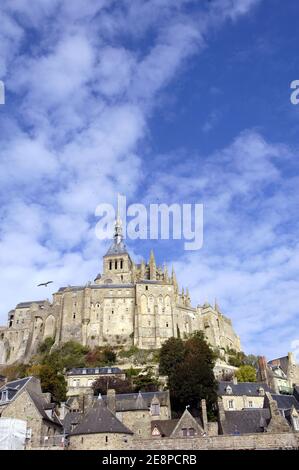 Le Mont Saint-Michel (Mont Saint Michel) est une île marécageuse rocheuse en Normandie, à environ un kilomètre de la côte nord de la France, à l'embouchure de la Couesnon, près d'Avranches. Près de 3 millions de touristes visitent cette abbaye ajoutée en 1979 à la liste des sites du patrimoine mondial de l'UNESCO. Photo datée du 28 septembre 2007. Photo de Jules Motte/ABACAPRESS.COM Banque D'Images