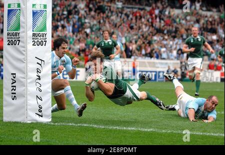 Le centre irlandais et capitaine Brian O'Driscoll plonge pour tenter de remporter la coupe du monde de rugby 2007 de l'IRB, Pool D, Irlande contre Argentine, au Parxc des Princes à Paris, en France, le 30 septembre 2007. Photo de Christophe Guibbbaud/Cameleon/ABACAPRESS.COM Banque D'Images