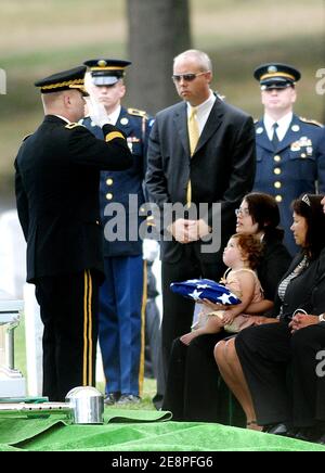 BRIG. Armée US Le général Gregory A. Schumacher (L) présente un drapeau replié à la famille du SPC de l'armée américaine. Steven A. Davis, épouse (G-D) Ayla Davis, fille Elizabeth Davis, mère Tess Davis et père Buck Davis, pendant la SPC. Cérémonie de sépulture de Davis au cimetière national d'Arlington le 18 juillet 2007 à Arlington, en Virginie. Affecté au 2e Bataillon, 12e Régiment d'infanterie, 2e équipe de combat de brigade, 2e division d'infanterie, Davis meurt le 4 juillet 2007 des blessures subies lors d'une attaque à la grenade à Bagdad, en Irak. (Photo : Gregory A. Schumacher , Ayla Davis,Elizabeth Davis,Tess Davis)photo d'Olivier Douliery/AB Banque D'Images