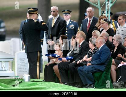 BRIG. Armée US Le général Gregory A. Schumacher (L) présente un drapeau replié à la famille du SPC de l'armée américaine. Steven A. Davis, épouse (G-D) Ayla Davis, fille Elizabeth Davis, mère Tess Davis et père Buck Davis, pendant la SPC. Cérémonie de sépulture de Davis au cimetière national d'Arlington le 18 juillet 2007 à Arlington, en Virginie. Affecté au 2e Bataillon, 12e Régiment d'infanterie, 2e équipe de combat de brigade, 2e division d'infanterie, Davis meurt le 4 juillet 2007 des blessures subies lors d'une attaque à la grenade à Bagdad, en Irak. (Photo : Gregory A. Schumacher , Ayla Davis,Elizabeth Davis,Tess Davis , Buck Davis ) photo d'Olivi Banque D'Images