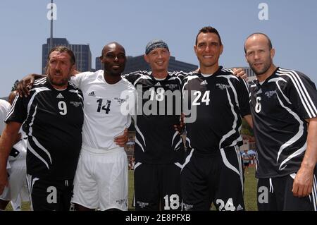 Steve Jones, Jimmy Jean-Louis, Frank Leboeuf, Vinnie Jones et Jason Statham assistent à « Scer for Survivors » un match de football organisé par le Hollywood United football Club au profit du Programme for torture victimes The Hollywood United Youth Soccer Association. Los Angeles, le 22 juillet 2007. (Photo : Steve Jones, Jimmy Jean-Louis, Frank Leboeuf, Vinnie Jones, Jason Statham). Photo de Lionel Hahn/ABACAPRESS.COM Banque D'Images