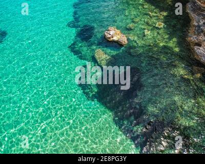 Vue aérienne de drone sur la plage de Chrisi Milia et la zone rocheuse entourée de l'île d'Alonnisos, Sporades, Grèce, Europe Banque D'Images