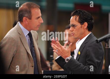 Le chanteur Marc Anthony parle avec Matt Lauer, personnalité de la télévision, à l'occasion de la série de concerts d'été « aujourd'hui » de NBC au Rockefeller Plaza le vendredi 27 juillet 2007 à New York, aux États-Unis. Photo de Gregorio Binuya/ABACAUSA.COM (en photo : Marc Anthony, Matt Lauer) Banque D'Images