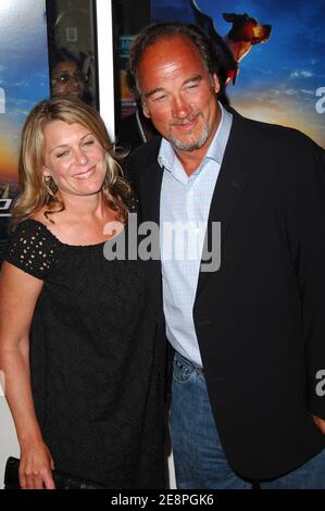 L'acteur James Belushi et sa femme Jennifer Sloan assistent à la première de 'underdog' qui s'est tenue au théâtre Regal E-Walk Stadium 13 le lundi 30 juillet 2007 à New York City, États-Unis. Photo de Gregorio Binuya/ABACAUSA.COM (photo : James Belushi, Jennifer Sloan) Banque D'Images