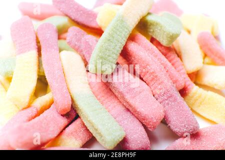 Pile de bonbons colorés pastel délicieux, gros plan Banque D'Images