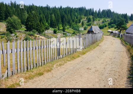 Clôture en bois à Kamena Gora, Serbie Banque D'Images