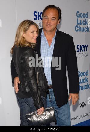 James Belushi et la femme Jennifer Sloan assistent à la première de Lionsgate 'Good Luck Chuck' au Mann National Theatre de Westwood. Los Angeles, le 19 septembre 2007. (Photo : James Belushi, Jennifer Sloan). Photo de Lionel Hahn/ABACAPRESS.COM Banque D'Images