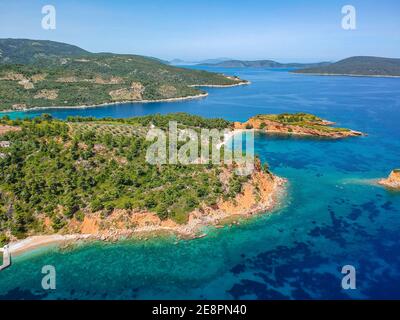 Vue aérienne de drone sur la plage de Chrisi Milia et la zone rocheuse entourée de l'île d'Alonnisos, Sporades, Grèce, Europe Banque D'Images