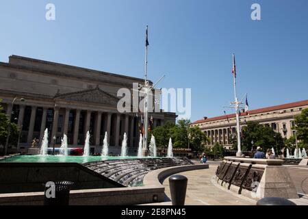 Les fontaines de l'US Navy Memorial Plaza par le National Archives Research Center à Washington, DC, USA. Banque D'Images