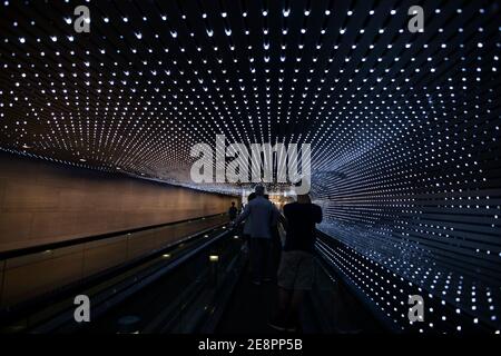 Des lumières entourent la passerelle mobile du Concourse entre les bâtiments ouest et est de la National Gallery of Art à Washington, DC, USA. Banque D'Images