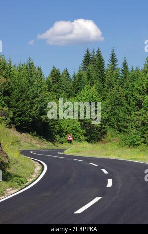 route de montagne sinueuse sous un nuage Banque D'Images