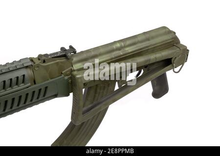La carbine soviétique dans le corps moderne isoler sur un fond blanc. Carbine automatique réglée de l'URSS. Armes pour le sport et l'autodéfense. Banque D'Images