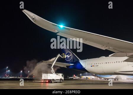 Hambourg, Allemagne. 31 janvier 2021. Un Airbus A350-900 de Lufthansa est stationné à l'aéroport de Hambourg ce soir en train d'être dégivré. L'appareil a pris le vol le plus long de l'histoire de Lufthansa en avion pour passagers sans escale, sa destination étant la base militaire de Mount Pleasant sur les îles Falkland, à 13,700 kilomètres de là. Credit: Daniel Bockwoldt/dpa/Alay Live News Banque D'Images