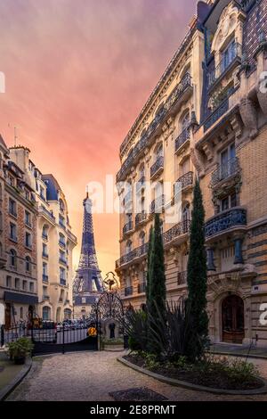 Paris, France - 20 janvier 2021 : une ruelle à Paris présentant l'architecture des bâtiments avec la Tour Eiffel en arrière-plan Banque D'Images