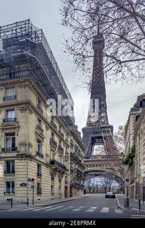 Paris, France - 20 janvier 2021 : une ruelle à Paris présentant l'architecture des bâtiments avec la Tour Eiffel en arrière-plan Banque D'Images