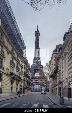 Paris, France - 20 janvier 2021 : une ruelle à Paris présentant l'architecture des bâtiments avec la Tour Eiffel en arrière-plan Banque D'Images