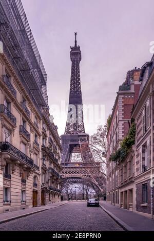 Paris, France - 20 janvier 2021 : une ruelle à Paris présentant l'architecture des bâtiments avec la Tour Eiffel en arrière-plan Banque D'Images