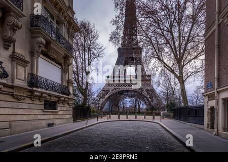 Paris, France - 20 janvier 2021 : une ruelle à Paris présentant l'architecture des bâtiments avec la Tour Eiffel en arrière-plan Banque D'Images