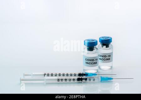 Vaccin coronavirus COVID-19. Flacons avec seringues isolés sur fond blanc, composition conceptuelle avec espace de copie Banque D'Images